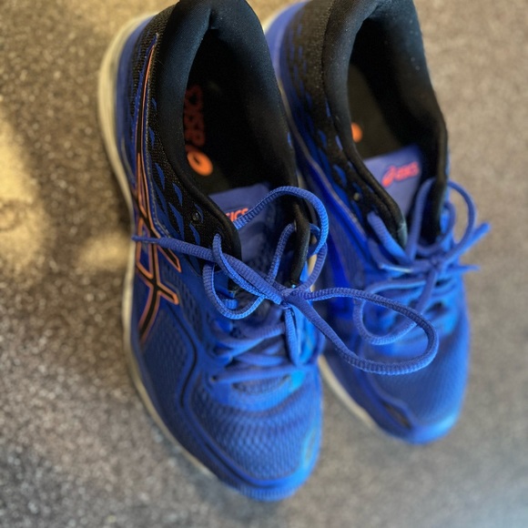 Woman’s ASICS cumulous shoes - Picture 4 of 5